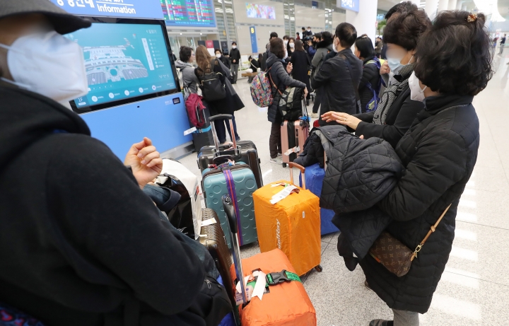 이스라엘로 가는 중에 입국 금지를 당한 한국인 승객들이 23일 오후 인천국제공항을 통해 귀국하고 있다.외교부에 따르면 이스라엘 정부는 지난 22일 오후 7시 30분께 이스라엘 텔아비브에 도착한 대한항공 KE957편을 비롯해 한국에서 들어오는 외국인의 입국을 금지했다. [사진=연합뉴스]