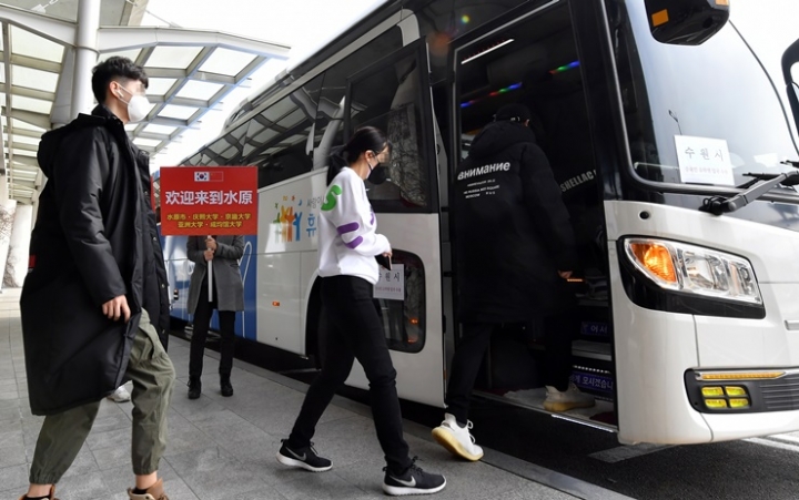 입국한 유학생들이 인천공항 버스정류소에서 수원시가 운영하는 버스에 타고 있다. [사진=용인시]