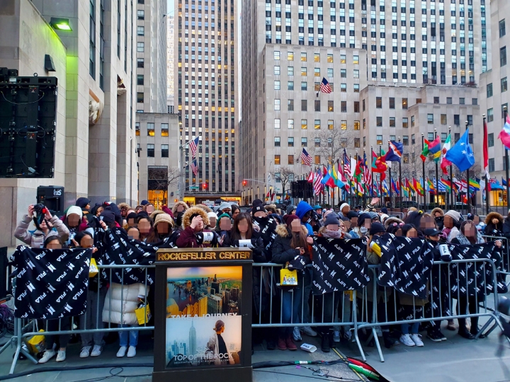 휠라는 21일 오전(현지시간) NBC ‘투데이쇼’에 출연하는 방탄소년단을 만나기 위해 미국 뉴욕 록펠러 플라자에 모인 3000여 팬에게 휠라×BTS 담요를 제공했다. [사진=휠라]