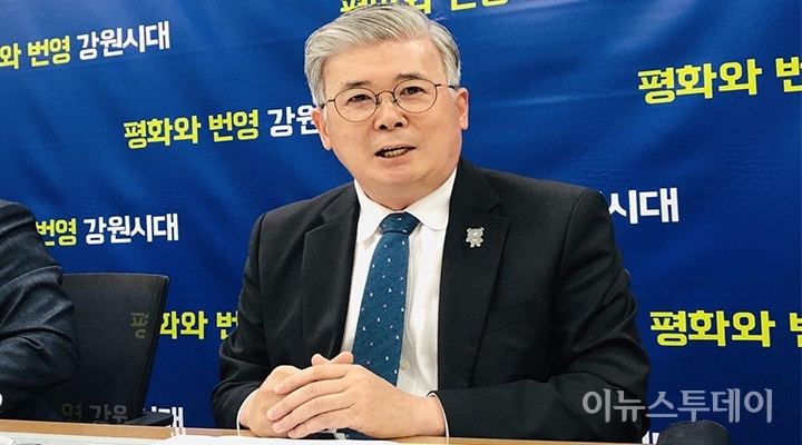 25일 이만희 강원도 녹색국장이 강원도청 기자실에서 2022강원세계산림엑스포 개최 계획을 설명하고 있다.