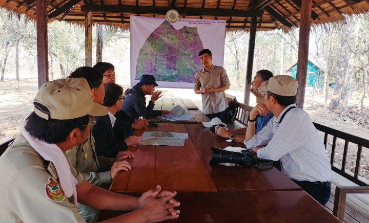산림청은 25일(현지 시각) 캄보디아 시엠립 주에 있는 아시아산림협력기구(AFoCO) 사업지와 한-메콩 산림협력센터 사업지를 방문했다고 26일 밝혔다. 사진은 한-캄보디아 산림휴양지 사업지에서 관계자들이 회의를 하고 있다. [사진=산림청]