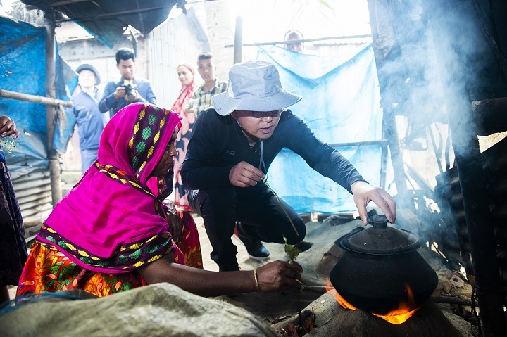 지난해 2월 19일 박형구 중부발전 사장(오른쪽)이 방글라데시 빈민촌 가정의 쿡스토브 보급을 위해 현지 상황을 살펴보고 있다. [사진=중부발전]