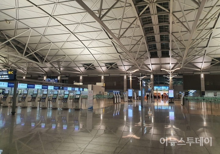 코로나19 여파로 텅 빈 인천공항 제1터미널.