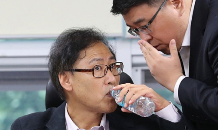 지난해 10월 13일 국회 의원회관에서 열린 서울지하철 공공와이파이 사업 특혜 의혹 관련 기자회견에서 이순호 작은정부연합 공동대표(오른쪽)와 서재성 PNP플러스 대표가 발표 방향을 논의하고 있다.