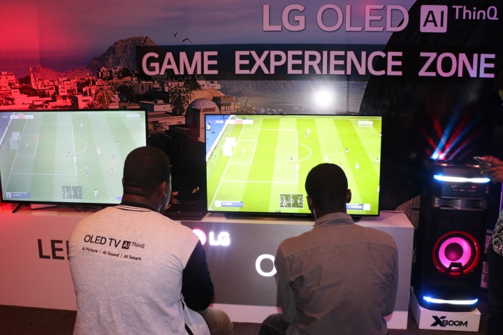 LG전자가 지난 주말 나이지리아 라고스 지역에서 LG 올레드 TV 게이밍 챌린지를 열었다. 행사장을 찾은 관람객들이 LG 올레드 TV 체험 공간에서 게임을 즐기고 있다. [사진=LG전자]