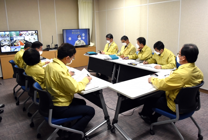 코로나19 대응 관련 시도교육감 영상회의 모습.[사진=부산교육청]