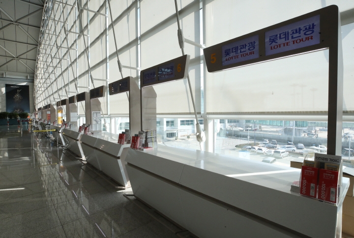 코로나19로 세계 78개국이 한국으로부터 여행을 금지하거나 제한하고 있어  순수여행 수요가 0에 수렴하며 여행사들이 고사 위기에 몰렸다. 이에 따라 인천공항 여행사 카운터에서도 여행객을 찾아보기 어렵게 됐다. [사진=연합뉴스]