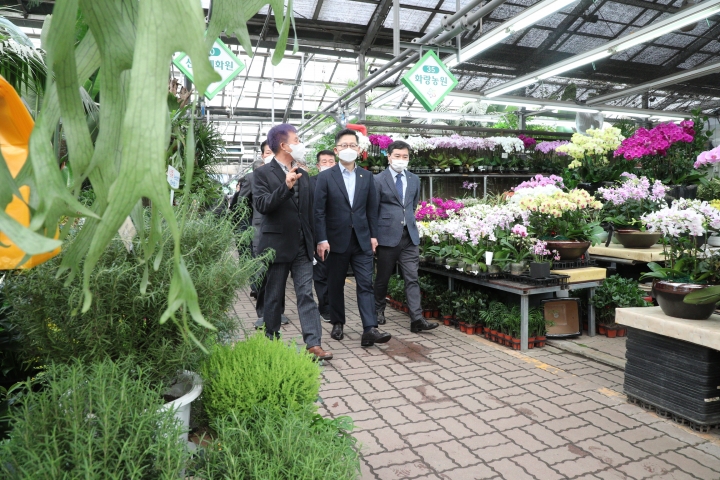 김현수 농림축산식품부 장관이 6일 오전 양재 화훼공판장을 방문했다. [사진=농식품부]