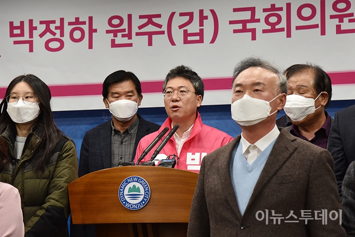 미래통합당 박정하 예비후보가 12일 원주시청 브리핑룸에서 기자회견을 하고 제21대 총선 원주갑 선거구 출마를 선언하고 있다.