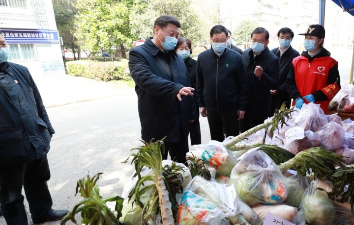 시진핑 중국 국가주석이 10일 신종 코로나 바이러스 발원지인 우한을 방문해 생필품 공급 상황을 물어보고 있다. [사진=연합뉴스]