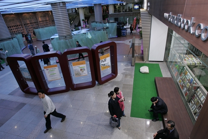 서울문고는 2005년 4월 서울 종로 1가 삼성 종로타워 지하 2층에 반디앤루니스 종로타워점을 정식 개점했다. [사진=연합뉴스]