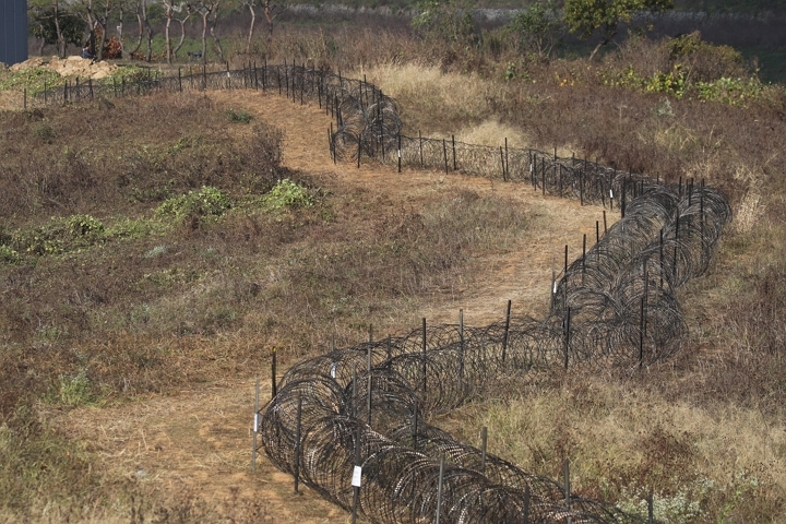 2019년 10월 경기도 연천군 임진강변에 아프리카돼지열병(ASF) 확산 방지 및 야생 멧돼지 이동을 막기 위한 울타리가 설치되어 있다. [사진=연합뉴스]