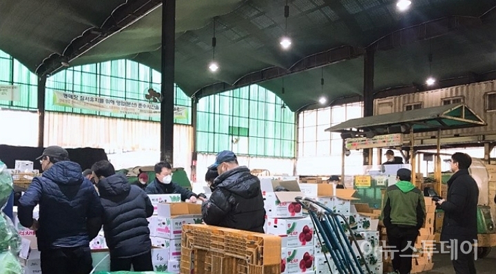 16일 오후 가락농수산물종합도매시장에서 경매가 진행되고 있다. [사진=이하영 기자]