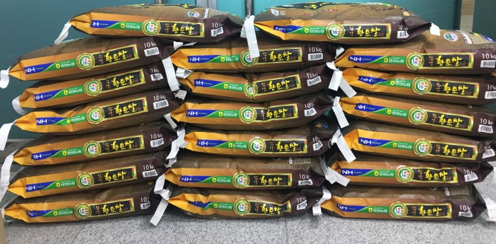 18일, 창녕군 남지읍 행정복지센터에 익명으로 배달된 쌀 모습.[사진=창녕군]