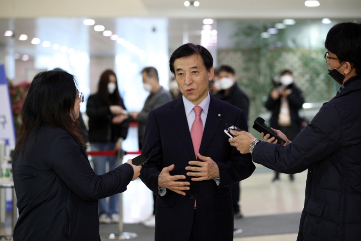 이주열 한국은행 총재가 20일 출근길에 기자들의 질문에 답변하고 있다. [사진=한국은행]