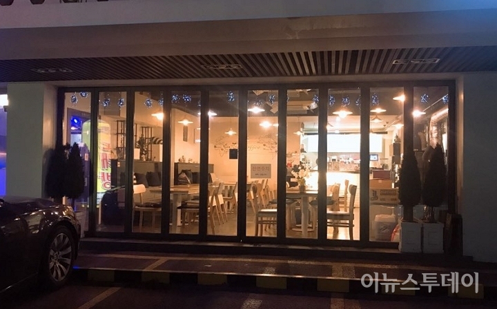 5일 저녁 7시경 서울 시내 한 커피전문점에 손님이 한명도 없는 채로 썰렁하다. [사진=이하영 기자]