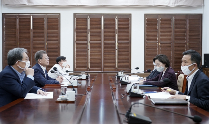 문재인 대통령이 23일 윤은혜 사회부총리로부터 개학 등 관련 특별보고를 받았다. [사진=청와대]