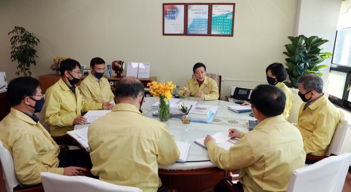 충북 영동군은 23일 코로나19 긴급대책 회의를 통해 간부공무원들이 앞으로 3개월간 급여 10%를 공제하기로 결정했다고 24일 밝혔다. [사진=영동군]