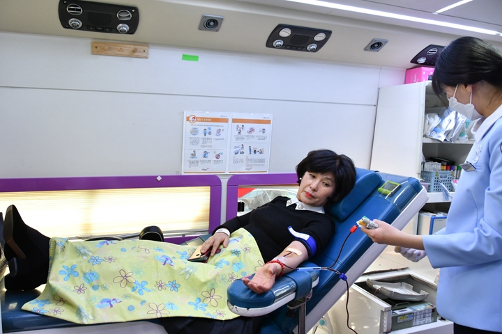 이향숙 의원이 헌혈을 하고 있다. [사진=강남구의회]