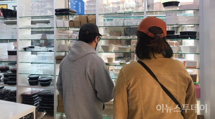 24일 방산시장 한 포장재 가게에서 손님들이 물건을 보고 있다. [사진=이하영 기자]