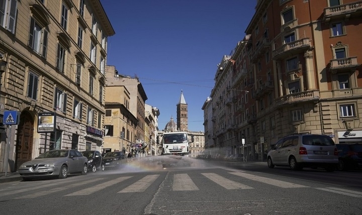 신종 코로나바이러스 감염증(코로나19) 확산으로 인한 인명 피해가 극심한 이탈리아 로마에서 25일(현지시간) 트럭 한 대가 거리를 다니며 소독제를 뿌리고 있다. [사진=연합뉴스]
