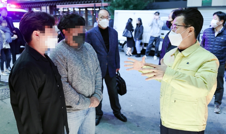 대전시는 허태정 시장이 27일 밤 11시 둔산동 유흥시설 밀집지역을 찾아 합동점검반과 함께 계도와 점검을 시행했다고 28일 밝혔다. [사진=대전시]