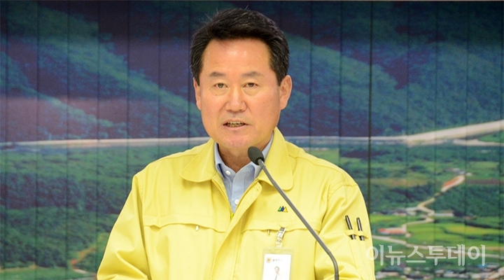 허필홍 홍천군수가 30일 군청 대회의실에서 기자회견을 열고 코로나19 지역경제 위기극복 대책 방안에 대해 설명하고 있다.