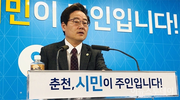 이상민 춘천시의원이 31일 시청 브리핑룸에서 기자회견을 열고 하수처리장 사업 특혜의혹에 대한 공익 감사청구를 하겠다고 설명하고 있다.