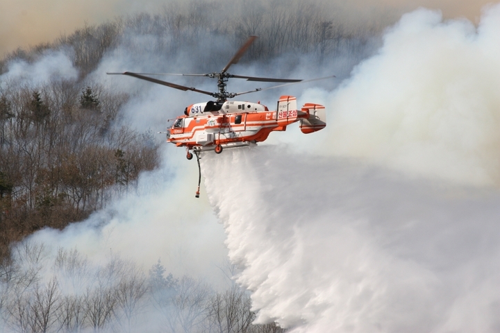 지난달 29일 경기도 연천군 비무장지대(DMZ)에서 발생한 산불을 진화하는 헬기. [사진=산림청]