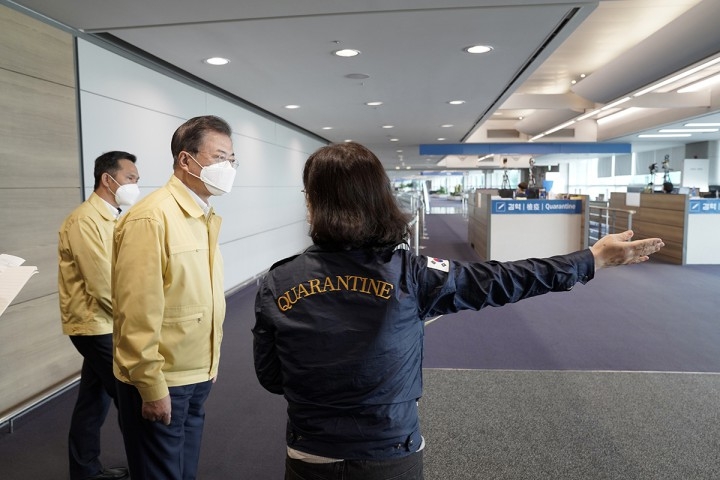 문재인 대통령은 7일 인천국제공항 검역현장을 점검하고 있다. [사진=청와대]