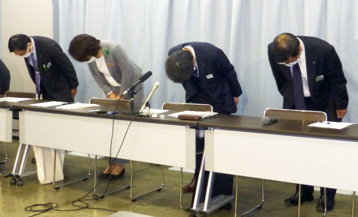 일본 아이치현 관계자들이 12일 밤 나고야에서 기자회견을 열고 엉터리로 진행한 코로나19 검사 결과에 대해 머리를 숙여 사죄하고 있다. [사진=나고야 교도 연합뉴스]