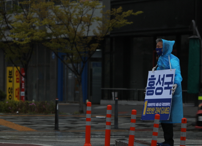 '뚜벅이 선거운동’ 진행하고 있는 홍성국 후보의 모습.(사진제공=홍성국 후보)