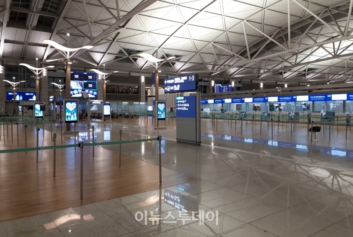 인천국제공항 제1여객터미널이 텅 비어있다.