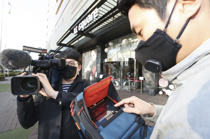 서울 광화문 일대에서 KT 직원들이 5G 생중계 장비를 최종 점검하고 있다. [사진=KT]