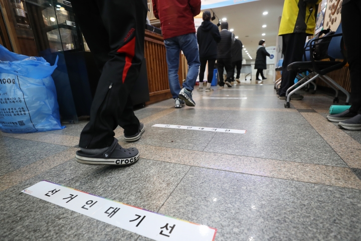 투표소에 유권자들이 거리두기를 하며 줄을 서고 있다. [사진=연합뉴스]