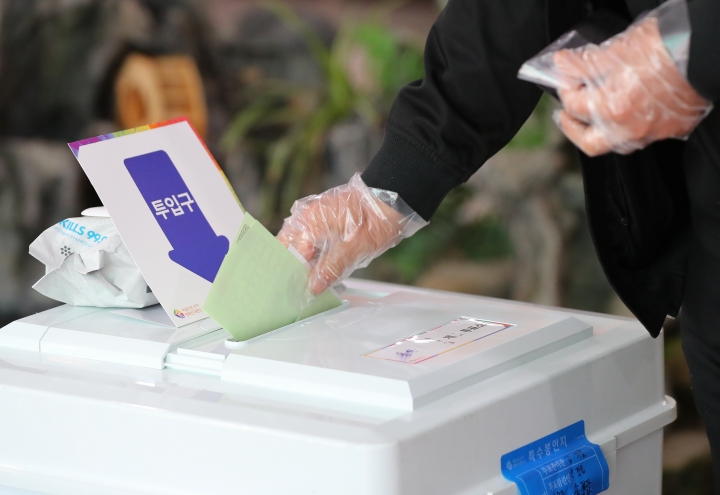 제21대 국회의원 선거일인 15일 오전 대구시 달서구 용전초등학교에 마련된 투표소에서 한 시민이 투표함에 투표용지를 넣고 있다. [사진=연합뉴스]