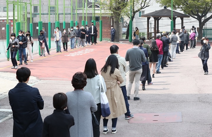 제21대 국회의원 선거일인 15일 오전 서울 동작구 상도1동 제1투표소가 마련된 강남초등학교에서 시민들이 투표를 하기 위해 길게 줄을 서 있다. [사진=연합뉴스]
