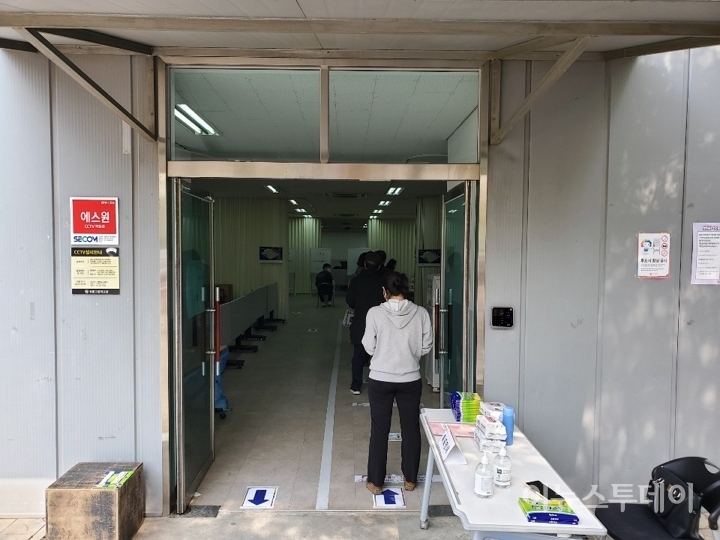 15일 오후 3시 제21대 국회의원선거 투표가 한창인 서울시 강남구 대치2동 제8 투표소. [사진=고선호 기자]