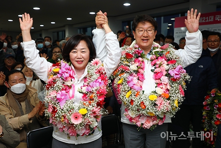 16일 제21대 국회의원 선거 강릉시 선거구에서 무소속 권성동 후보가 4선에 성공한 가운데 강릉시 선거사무소에서 지지자들과 함께 기쁨을 나누고 있다.