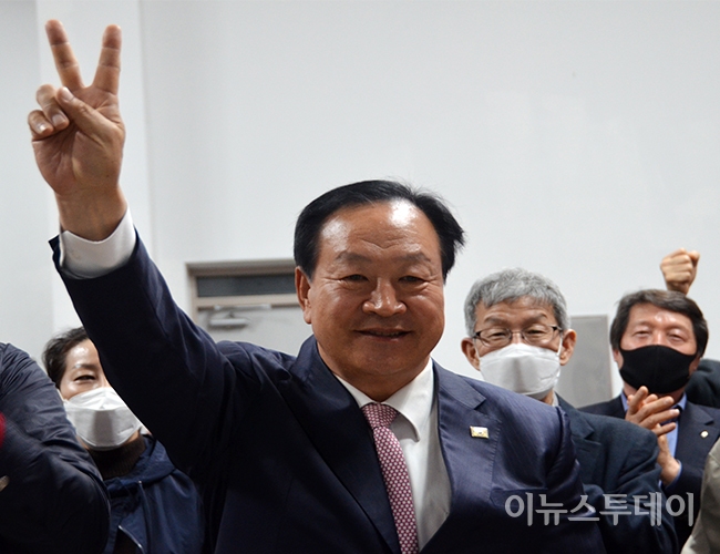 제21대 국회의원선거 춘천·철원·화천·양구 을 지역구에 출마한 미래통합당 한기호 후보가 15일 당선이 유력하자 손을 들고 기뻐하고 있다.