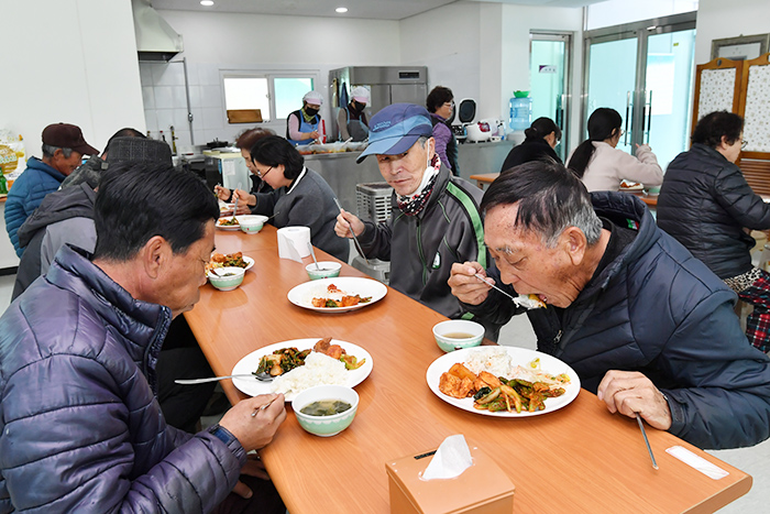 21일 강원 정선군 여량면 유천 3리 마을회관에서 농업인들이 공동급식을 하고 있다. [사진=정선군]