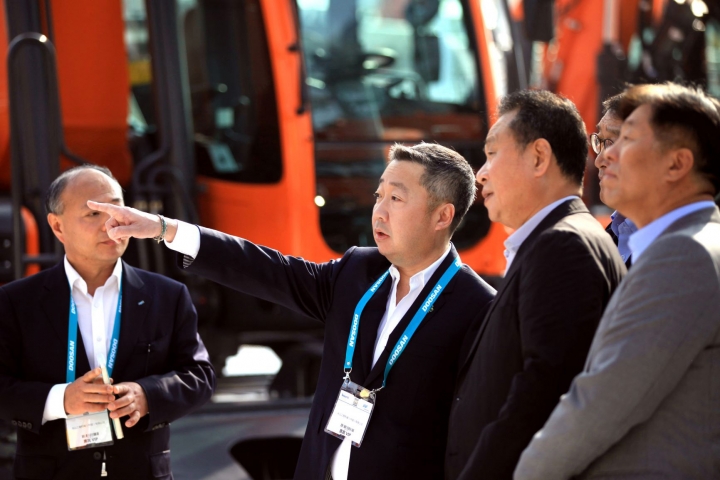 박정원 두산그룹 회장이 지난 2918년 중국 상하이에서 열린 국제건설기계전시회 현장을 찾아 전시장을 둘러보고 있다. [사진=두산그룹]