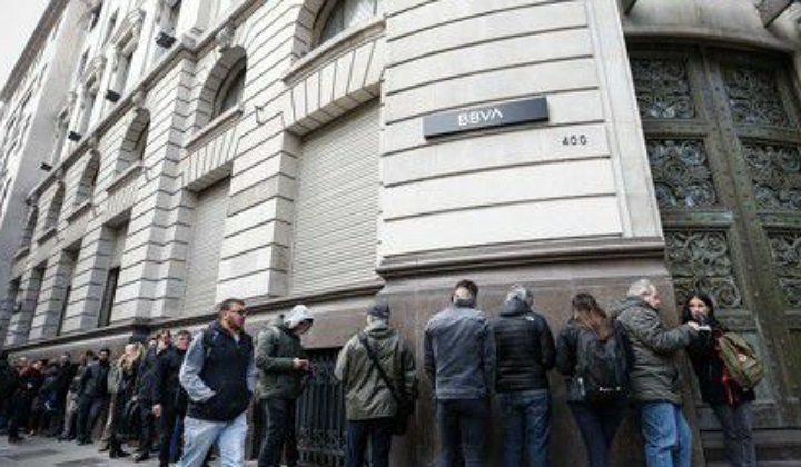은행문이 열리길 기다리는 아르헨티나 시민들. [사진=연합뉴스]