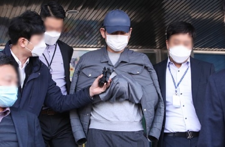 지난 4월 24일 라임 사태 핵심 인물인 김봉현 회장이 수원남부경찰서에서 나오고 있다. [사진=연합뉴스]