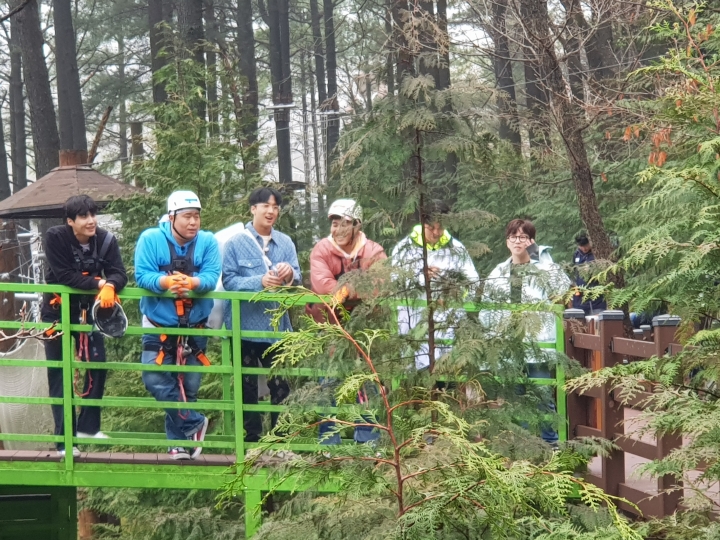 전남 보성군 제암산 자연휴양림에서 KBS 1박2일 팀이 촬영을 하고 있다. [사진=보성군청]