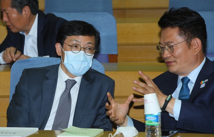 이호승 청와대 경제수석(왼쪽)과 송영길 더불어민주당 의원. [사진=연합뉴스]