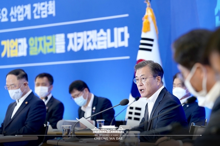 문재인 대통령이 21일 서울 강남구 삼성동 무역협회 대회의실에서 '위기 극복을 위한 주요 산업계 간담회'를 주재하고 있다. [사진=청와대 공식 페이스북]