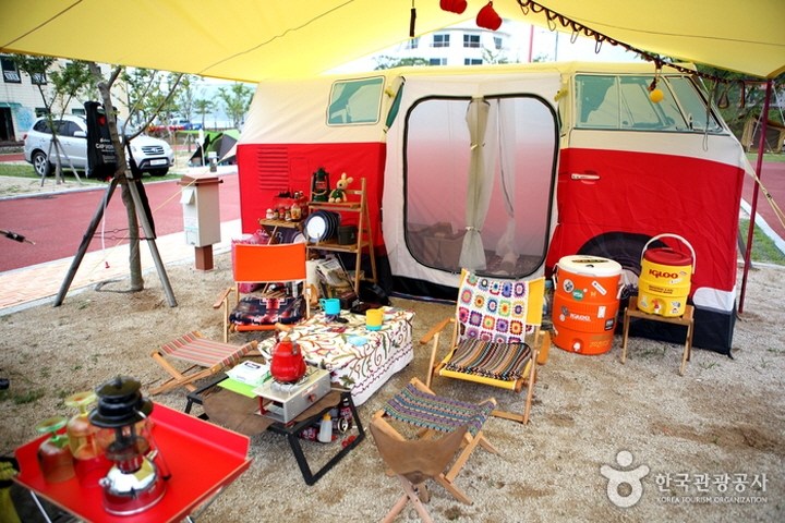 코로나19로  '생활 속 거리두기'를 실시하고  있는 가운데 야외 활동인 캠핑이 인기를 끌고 있다.  [사진=한국관광공사]