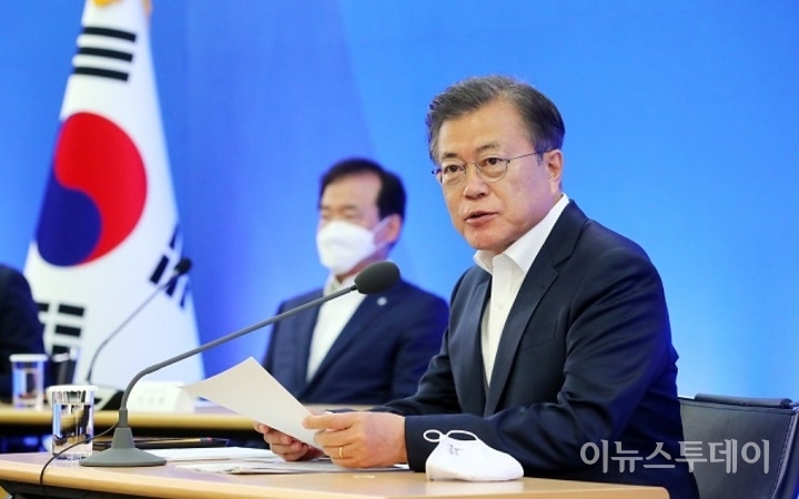 문재인 대통령이 21일 서울 강남구 한국무역협회에서 열린 ‘위기극복을 위한 주요 산업계 간담회’에 참석해 발언하고 있다. [사진=청와대]
