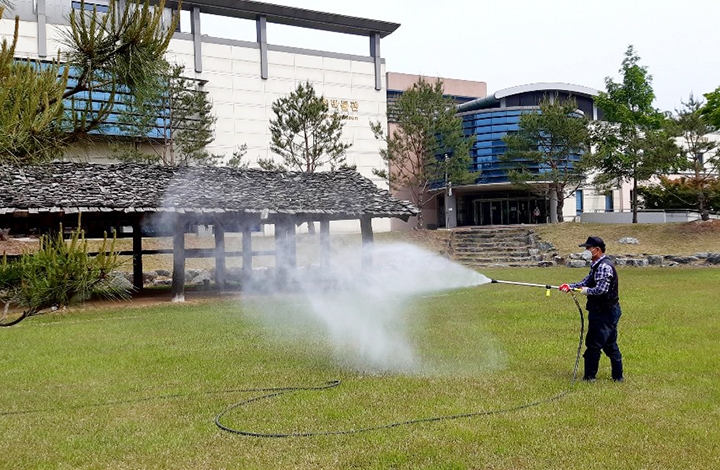 27일 화천박물관 앞 잔디밭에서 진드기 감염병 예방을 위한 분무소독이 실시됐다. [사진=화천군]